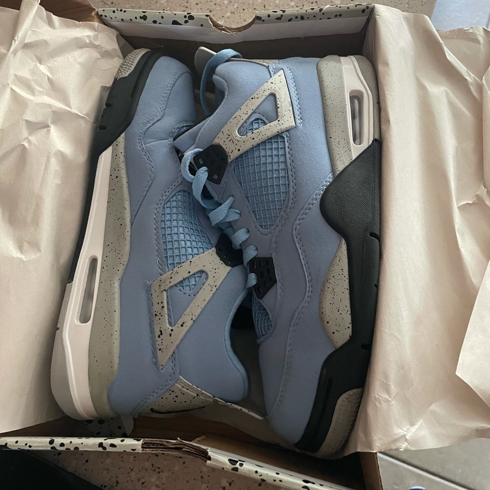 Jordan Retro 4 University Blues. Size 7,  only worn twice basically brand new.